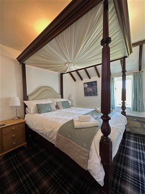 Four poster bed in bedroom 1